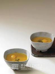 Rasanya yang tak terlalu tajam membuat labu parang cocok untuk dipadukan dengan banyak rempah. Kfood Indonesia Hobakjuk Bubur Labu Kuning Recipe Facebook