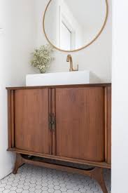 Before And After A Shabby Barely There Bathroom Gets Its Due Met Afbeeldingen Badkamer Makeover Cottage Badkamers Badkamer Ontwerp