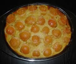 Il clafoutis alle albicocche è un dolce golosissimo e nutriente, da preparare con frutta di stagione. Clafoutis Di Albicocche Mangiare Bene