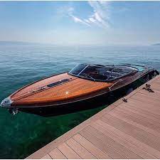 Cruising In Peerless Timeless Style The Riva Aquariva Is Our Boatim Crush Of The Day The Riva Aquariva Is The Spiritual Descend Big Yachts Classic Boats Boat