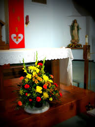 From quaint chapels in the countryside to towering catholic cathedrals, church wedding decor is an elegant way to reflect your wedding theme. Altar Flowers For Pentecost At Assumption Catholic Church Church Flower Arrangements Church Flowers Altar Flowers