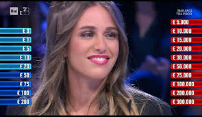 Affari Tuoi, Floriana Caravello vince 80mila euro. I social in delirio per  la trentina: «Spostate la capitale a Trento»