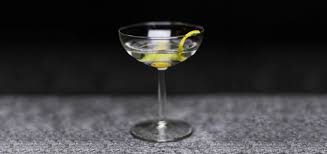 Cover and shake until condensation forms on outside of shaker. Dry Martini Cocktail Rezept Zubereitung Gintlemen Com