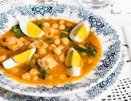 Añadir el bacalao limpio en piezas de un bocado y cocinar el conjunto unos pocos minutos más, echando un poco una buena porrusalda con bacalao se sirve caliente en plato hondo, con pan de. Garbanzos Con Bacalao Potaje De Vigilia La Cocina De Frabisa La Cocina De Frabisa