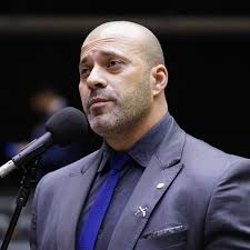 Daniel Silveira coloca tornozeleira para fazer tratamento fora de presídio 