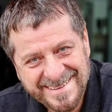 Miriam Freitas: O ator Flávio Galvão contratado pela Record TV, dá vida a  voz de Deus nas novelas bíblicas e na vida pessoal vive um amor jovial com  a escritora Jade Andrade –