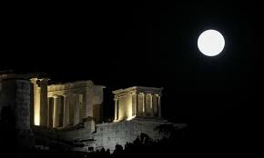 Η πανσέληνος αυτή έχει επικρατήσει να λέγεται και «ροζ πανσέληνος» επειδή συμπίπτει με την άνθιση της φύσης και την άνοιξη. Aygoystiatikh Panselhnos Deite To Monadiko 8eama Giati Onomasthke Feggari Toy O3yrrygxoy Fosonline