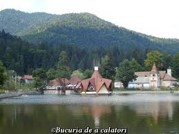 Lacul rosu este un lac de baraj natural, situat la poalele muntilor hasmasu mare, la 80 de kilometrii de orasul miercuria ciuc. Lacul Sf Ana Cheile Bicazului Lacul Rosu Minunatii Din Tara Mea Bucuria De A Calatori