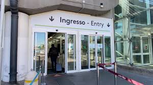 The airport lies by catania, the second largest city in sicily, on the east coast. Aeroporto Di Catania Accesso Consentito Solo Ai Passegger Nuove Misure Per Garantire La Massima Sicurezza Aeroporto Internazionale Di Catania