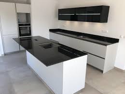 Et avec un carrelage métro posé en quadrillage, des étagères ouvertes, du gris et du bois brut, le plan de travail en marbre blanc offre un supplément de style à une cuisine contemporaine ! Marbrerie Pour Cuisine Et Salle De Bains Coubert Alpha Marbre