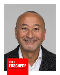 IK BEN ARTHUR & IK BEN ENSCHEDE Negativiteit laat @arthurvanderveer links  liggen, creativiteit niet, zelfs midden in de nacht niet. Zijn favoriete  plek? De Oude Markt: het kloppende hart van zijn stad.