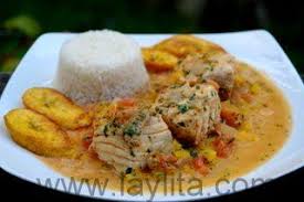 Le Poisson En Sauce Noix De Coco Est Un Plat Equatorien Traditionnel D Amerique Du Sud Recette Poisson Recettes De Cuisine Plat Poisson