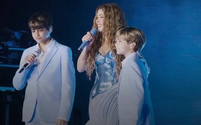 Shakira sorprendió al cantar "Acróstico" junto a sus hijos Milan y Sasha  por primera vez en vivo; el video