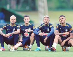 No dia 14 de agosto de 2013, no primeiro amistoso da seleção após o título, diante da suíça , o lateral marcou contra, o gol que daria a vitória aos europeus por 1. Jaime F Macias On Twitter Dani Alves Coutinho Neymar Y Gabriel Jesus En El Entrenamiento De Brasil