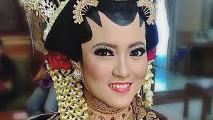 Tentu saja tema acara halal bihalal memang telah banyak dicari oleh orang di internet. 8 Inspirasi Makeup Paes Untukmu Yang Berhijab Walau Tertutup Masih Bisa Mengusung Pernikahan Adat Daerahmu Lho
