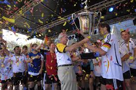 Heute macht sich ein weiterer deutscher weltmeister auf den weg nach russland, um dort seinen titel zu verteidigen. Deutschland Schlagt Schweden Und Ist Fussball Weltmeister Presseportal