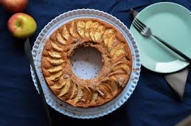 Die kleinen stücke dieses leckeren kuchens sind super schokoladig und lassen sich nach herzenslust genießen. Super Leckerer Kuchen Mit Zimt Apfel Und Haselnuss Baiser Handmade Kultur