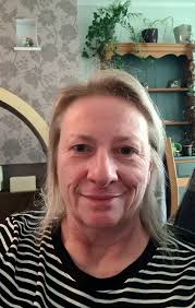 I haven't been to a hairdresser in about 4 years, I think. Largely because  I don't know what to do with my hair re style or colour. Please could  anyone work their