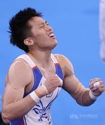 有個畫面，李智凱大概永遠忘不了。2016年里約奧運，那是台灣時隔16年又有體操選手參賽，日後教練林育信的形容卻是：「我和他就像2個鄉巴佬，在那邊任人宰割。」因為李智凱在上萬人面前落馬，連決賽也沒進。 一秒的失手，讓他十幾年的苦練付諸流水。 「哭了還是要繼續練。」 李智凱 東奧. Yhusvki78rnfxm