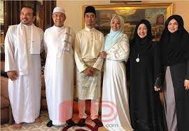 Jadinya pihak ketiga dapat mengesahkan dengan lebih mudah modal yang anda miliki. Anak Tpm Nikah Di Makkah Semalam