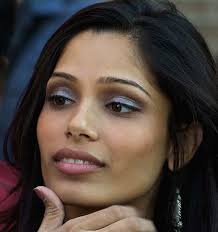 A mumbai teenager reflects on his life after being accused of cheating on the indian version of who (2000) (who wants to be a millionaire?) but when the show breaks for the night, police arrest him on suspicion of cheating; Freida Pinto Steckbrief Promi Geburtstage De