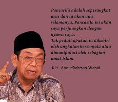 Qulil haqqa walau kana murran, قل الحق ولو كان مرا karena memang kebenaran bagi sebagian keadaan adalah kepahitan itu sendiri. Negara Indonesia Vs Negara Agama Menurut Pendapat Gus Dur
