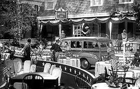 Holiday inn (1942) lovely linda mason has crooner jim hardy head over heels, but suave stepper m4uhd, free movie, best movies, watch movie online , watch holiday inn (1942) movie online. A Classic White Christmas In The Movie Holiday Inn Hooked On Houses