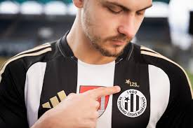 NA BANÍK S VÝROČNÍM MOTIVEM 👀👕 🤩 Již do zítřejšího duelu s Baníkem  Ostrava vstoupíme s novým emblémem na našich dresech, díky kterému si  budeme připomínat 125 let od založení klubu! 🖤🤍