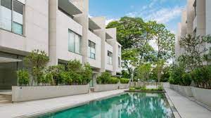 The royal selangor golf club is across jalan tun razak , as well as rhb bank 's national headquarters and zouk kl. The Edge Of U Thant Tour Youtube