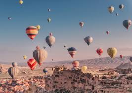 I kappadokien möts du av ett dramatiskt vulkanliknande landskap med många märkliga stenformationer och fascinerande dalgångar. Flyg Luftballong I Kappadokien Turkiet Magiskt Adaras Blogazine