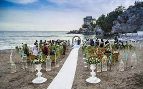 Una regola fissa non c'è, ma viste le circostanze i miei consigli su cosa indossare per un matrimonio in spiaggia sono pressochè identici a quelli per la mattina. Matrimonio In Spiaggia Dove Farlo E Come Organizzarlo