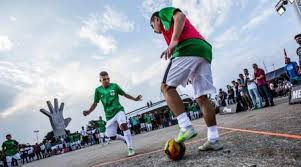 Grabado jugando al fútbol con niños en la calle. Todo Sobre Futbol Calle Reglas Juego Sportsregras