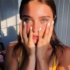 Maura Robertson's Instagram, Twitter & Facebook