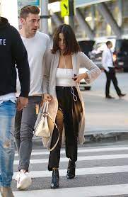 Theirs was a relationship of worldwide pda, sweet instagram. Selena Gomez Style Fashion Outfit Look Fashion Looks Perfeitos School Looks
