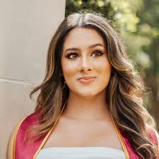 Let's hear it for these Outstanding Senior Scholars! 💥👏 Students that  receive this distinction upon graduation have completed the University  Honors Program, the Honors in the Major program, AND maintained a 3.900