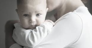 L'homme est tranquillement assis à table quand soudain il se met à imiter un bébé qui pleure. Je Lui Ai Fait Un Enfant Dans Le Dos Marie Claire