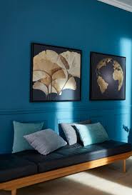 Une Decoration Tons Sur Tons Pour Un Resultat Tendance Coussins Peinture Et Toiles Imprimees On Opte Pour Une Declinaison D Toile Imprimee Deco Bleue Toile