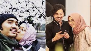 They have changed their lineup several times since their formation on 6 may 1996. Jarang Terekspos Ini 7 Potret Mesra Duta Sheila On 7 Dan Adelia Lontoh Hot Liputan6 Com