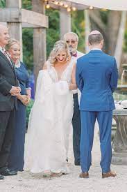 Circling Groom 7 Times Diy Wedding Planning Wedding Planning Courses Wedding Blessing