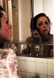 La personne schizophrène peut entendre des voix qui la critiquent ou commentent ses actions. Definition Schizophrenie Futura Sante