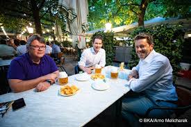 Regierungsprogramm von sebastian kurz und werner kogler kann sich sehen lassen (harald mahrer via facebook). Sebastian Kurz Danke An Prasident Harald Mahrer Facebook