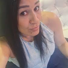 Es 5 de mayo, ¿Saben que significa? ¡Es el cumpleaños de Rachel Green! 🥳  "Feliz cumpleaños abuela, es mejor estar sobre la colina, que enterrado  debajo de ella. Con todo nuestro amor,