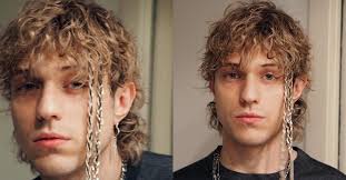 Anche tra i tagli capelli ricci più belli il mullet si ritaglia un . Irama Si E Tagliato I Capelli Addio Caschetto Ora E Il Momento Del Mullet Riccio E Biondo