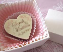 Gastgeschenk Zur Hochzeit Pralinen Mit Namen Gastgeschenke Geschenke Hochzeit