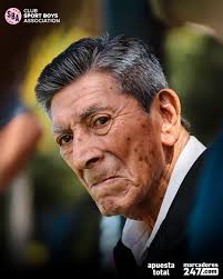 Lo lindo de estar en familia! ¡Hola, 'Agüita'! 👋 Nuestro querido e  histórico Ricardo 'Agüita' Luna visitó el entrenamiento compartiendo su  amor eterno por nuestra camiseta. 🩷 ¡Gracias por visitarnos, Agüita!  #VamosBoysTodaLaVida