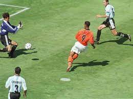 Jugaban riquelme, tévez, maxi rodríguez, burdisso, cambiasso e incluso messi. Holland 2 Argentina 1 In 1998 In Marseille Patrick Kluivert Scores On 12 Minutes In The World Cup Quarter Final Futebol Gol