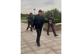 Belarusian media circulated video and images on sunday showing lukashenko exiting a helicopter outside the presidential residence in the capital of minsk sporting a bulletproof vest and an assault rifle. In A Shift Belarus Leader Seeks To Stem Protests Gradually Taiwan News 2020 08 26 18 04 35