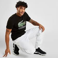 Fonctionnel et stylé, cet ensemble de survêtement se compose d'un pantalon uni souligné par un piping contrasté et d'une veste marquage lacoste 3d poitrine. Jogging Lacoste Homme Jd Sports