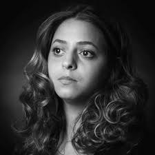 Scarlett Martinez. Nació en la ciudad de Santo Domingo. Egresada del  Conservatorio Nacional de Música de la República Dominicana, bajo la tutela  de la violinista Zvezdana Radojkovic. Actualmente cursa el Grado Superior