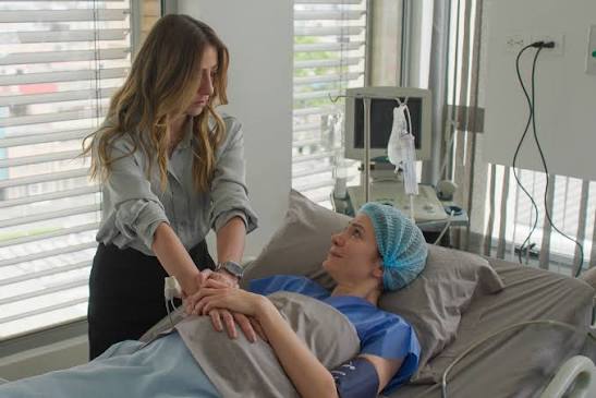 Momentos de angustia en #LasDeSiempre! 😭 Lucía enfrenta el dilema más  difícil de su vida: dejar atrás el resentimiento por el engaño de Tania  para apoyarla en este momento crítico. 🏥💔 La